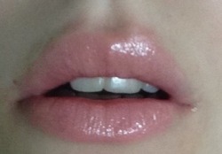 kittcn:  Glossy lips 👄  now those are some kissable looking lips :)