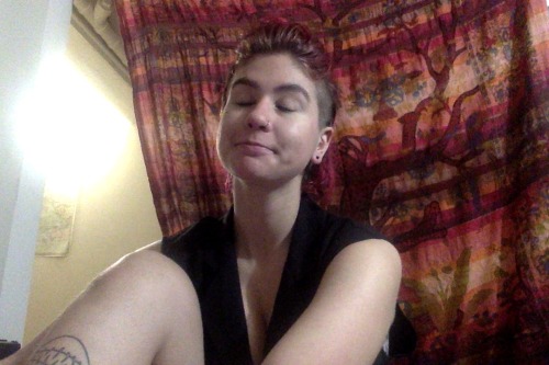 knifeandlighter:  suzyhotrod:  i am a cute little boy  what that tattoo on her his shin?