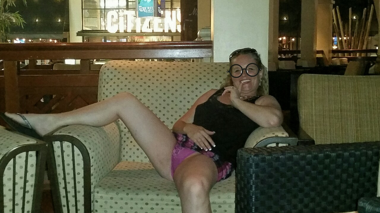 Lounge in the Luxor at lunch.Now that is casual dining.