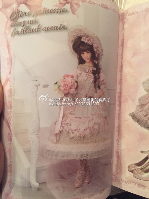frederica1995:  BTSSB catalogue Credit: http://weibo.com/u/2002691397 Rosa Centifolia 400,000 yenChère princesse, vivez un brillant avenir 340,000 yenLa poupée mariée rêveuse 350,000 yenFleurette Menuet 180,000 yenFlower Secret shoes 14,800 yen 