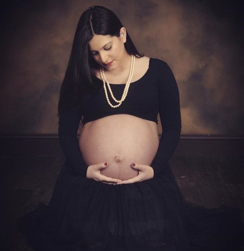 maternityfashionlooks:  Such a stunning maternity picture of beautiful mommy @perla.s21 ☺️ she looks amazing at 37 weeks For top maternity options….shop here: http://amzn.to/1MWKNVs My #1 maternity must have: Black Maternity Leggings 