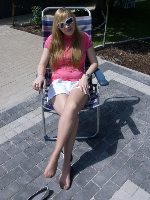 ohiohosewolf:Miss Fanny in a`pink top, white shorts with shiny nude #reinforcedtoe #pantyhose and sp