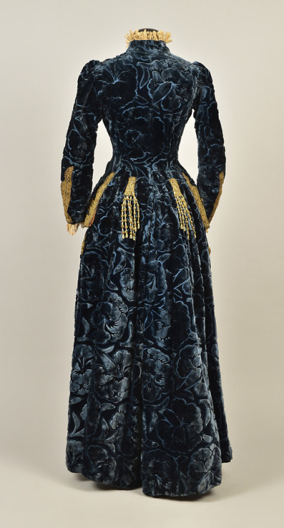 fripperiesandfobs:Coat, 1880′sFrom Whitaker Auctions