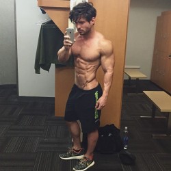 athleticbrutality:built to fuck your girl
