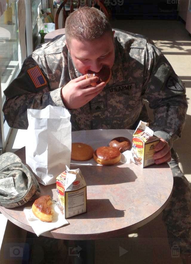 superbears:  collegejock:  I’d eat with him…  SUPER CUTE: SO TYPE.. YOUNG HUSKY