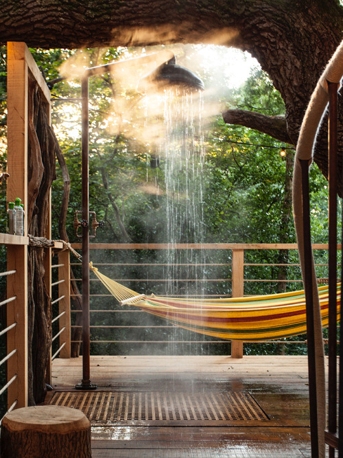 thedesigndome: Luxury Treehouse Hosts Modern Facilities Designed For Comfort The Woodman’s Tre