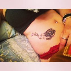 mrgigglesisme:  holyfuckbettymay:  #lovemytattoo #needmoreink #chesirecat #me  oh to kiss that tattoo!!!  Nice ink