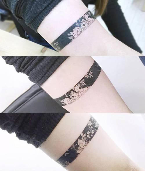 cutelittletattoos: Floral armband tattoo. Tattoo artist: Banul