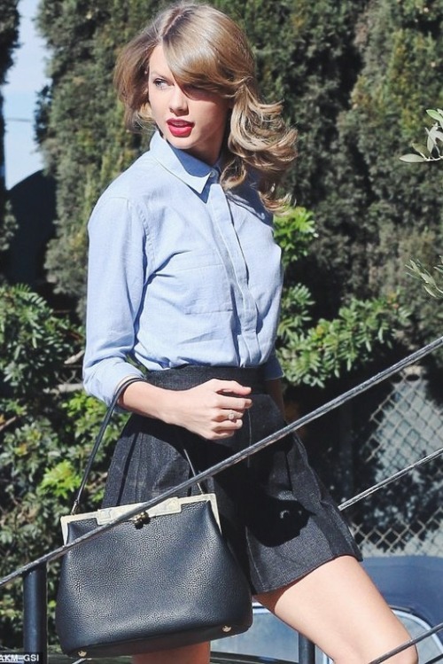 safetaysound: The holy trinity of: This is not a photoshoot, this is just Taylor Swift walking down 