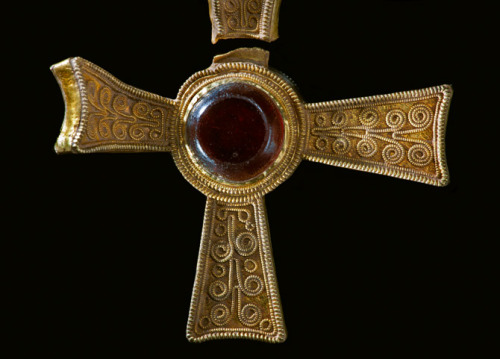 boneandpapyrus: Pendant cross, from the Staffordshire Hoard.(National Geographic)