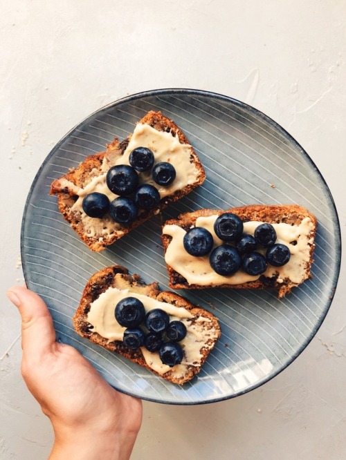 aspoonfuloflissi: Banana bread with cashew butter and blueberries  Instagram: aspoonfulofhealth_