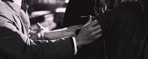 casfallsinlove:  #he’s not even holding dean’s wrist?? #cas’ hand is literally