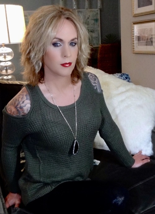 dellygurl:sissykristin:Gorgeous!!!Love open shoulders and tats… Damn, she’s HOT!!!
