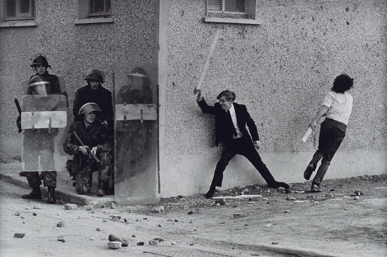 historicaltimes: Youths attacking British Troops, Belfast. 1971. via reddit 