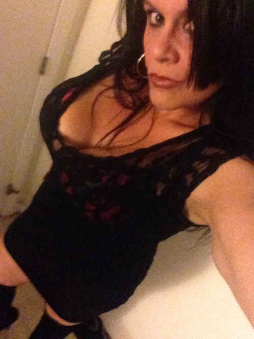 wow… I love her look very big beautiful smoking hot sexy witch boobs gorgeous ..very hot sexy outfit..!
