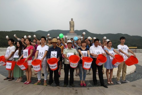 cctvnews:  ‘Empty buckets’ in Henan say no to Ice Bucket Challenge Dozens of people in the drought-hit Henan Province are protesting against the Ice Bucket Challenge, which has become a global viral trend Armed with empty buckets, bowls and other