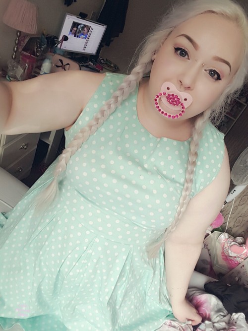 littleprincesschloe:  Sparkly baby princess  🍭🍼 dont renove my caption, 18+ only 🍼🍭