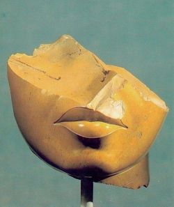 grandegyptianmuseum: Fragment of the Face of a Queen (yellow jasper, 13 x 12.5 x 12.5 cms), from Tell el-Amarna (Akhetaten). Amarna Period, New Kingdom, 18th Dynasty, reign of Akhenaten, ca. 1353-1336 BC. Now in the Metropolitan Museum of Art.