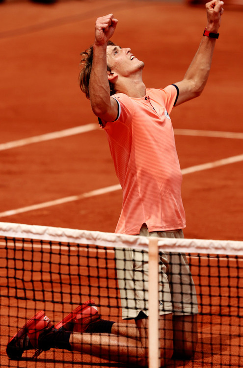 gabbywilliams:Alexander Zverev advances to his first grand slam quarterfinal, defeating Karen Khacha