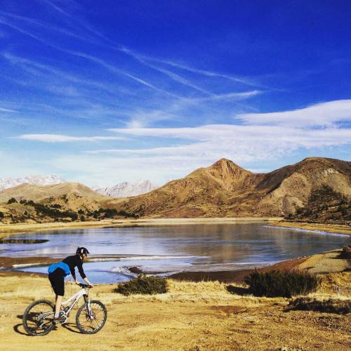 montamigo: No snow no knee so let’s go biking with the mujer! #instapirineos #altogallegobtt #bossus