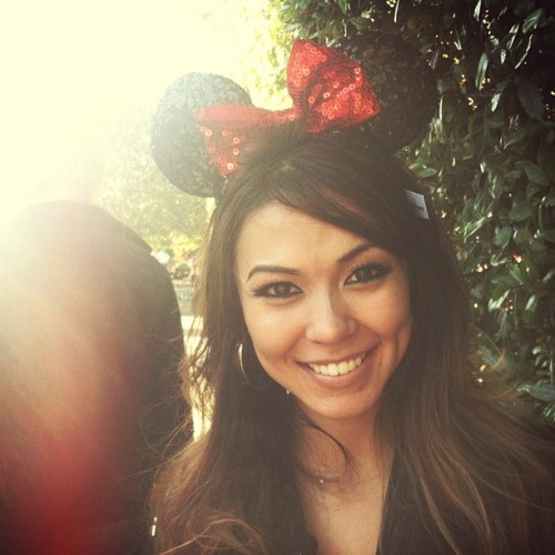 elissaalva:  ..only at the HAPPIEST PLACE ON EARTH!
