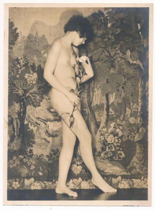 rivesveronique: 1930-1939Nude  with lilyUnknown artist