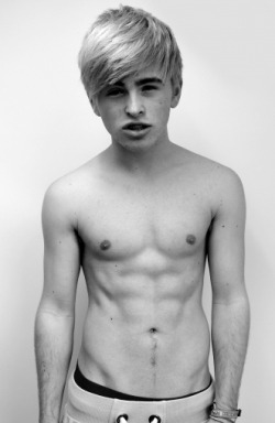 just-a-twink:  Cute - Love his hair! 