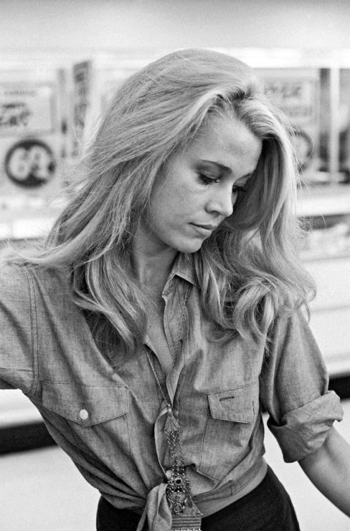 gatabella:Jane Fonda grocery shopping at Mayfair, 1960s