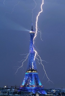 Electrify me (Eiffel Tower being struck by