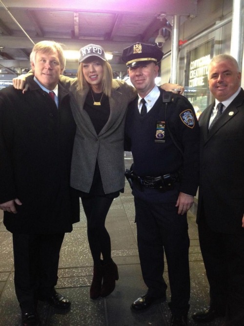 89tour:@NYPDMTS: Today @TaylorSwift13 with Detectives Bunster &amp; Spano in Times Square at Good Mo