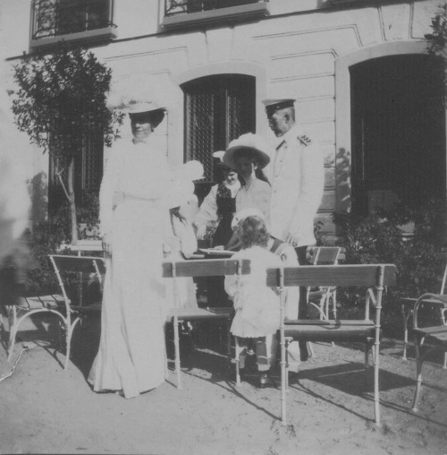 15th June 1909 part 2/2 Photo 1-2 : The Russian Imperial Family with the Swedish Royal Family in the