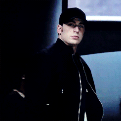 angelasthings:  kaijugroupiee:  Okay so I think Chris Evans was saying in an interview about how it’s always the children who discover the hero in disguise, and I just realized why: it’s because they’re short enough to see under the hat and they’re