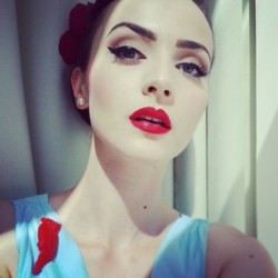 pinupl0vers:  #idda #iddavanmunster #eyebrow