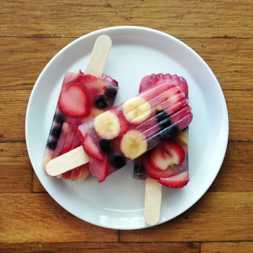 sproutedlife:Antioxidant Pops! Fill ice pop molds ½ way with cooled green tea, then fill the rest wi