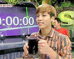 littleshinee-deactivated2017050:  Jonghyun drinking a mug of coke in under 6.23 seconds.