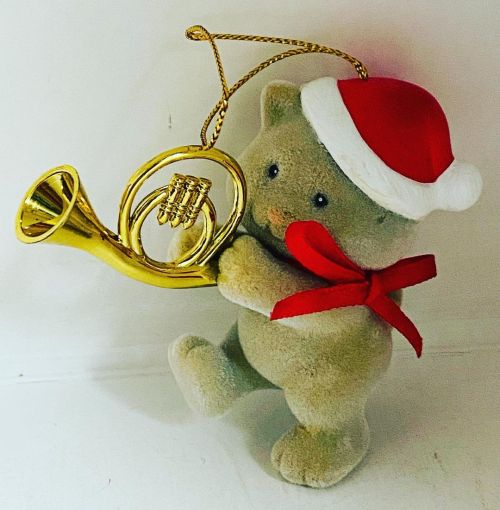 Last of these sweet vintage Avon ornaments. I’m ready for Christmas! #avon #avonchristmas #vintageav