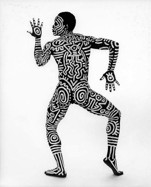 jeztls:  Tseng Kwong Chi - Bill T. Jones Body Painting with Keith Haring 12, 1983
