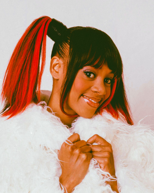 strappedarchives:Lisa “Left Eye” Lopes of TLC photographed by Dave Hogan during a break from filming