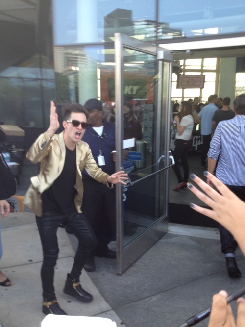 smells-like-emo:phantasmicphasm:I don’t know what he’s doing, but Brendon Urie last night at the APM