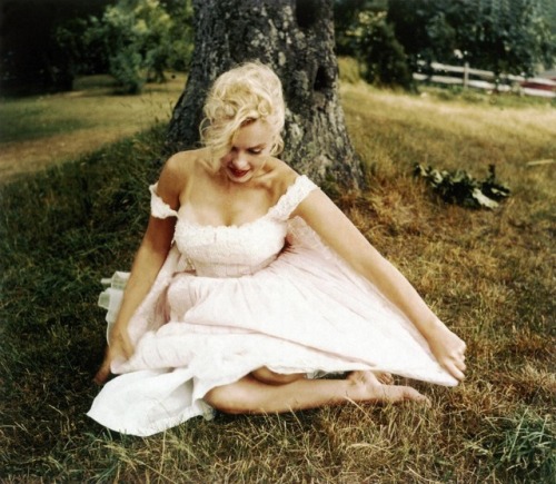 XXX honey–rider: Marilyn Monroe photographed photo