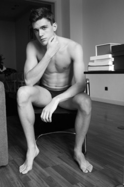 barefootladblog:  a beautiful guy from head to toe; &amp; what cute sexy feet he has! :) 