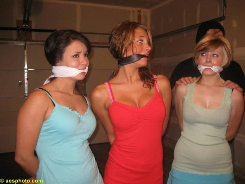 adorkykinkyguy:  mmpphhmmpphh:  Three captives or more are better than two   The