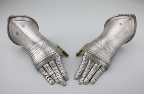 aic-armor:Pair of Fingered Gauntlets, 1570, Art Institute of Chicago: Arms, Armor, Medieval, and Ren