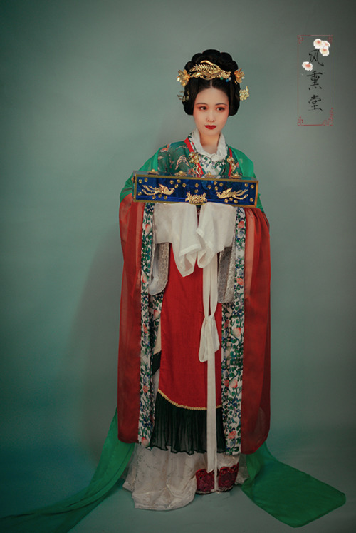 Traditional Chinese hanfu by 风熏堂