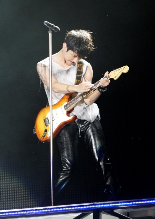 themaxchangmin:  東方神起 「チャンミン」with FENDER SELECT STRATOCASTER® FENDER electric guitar blog