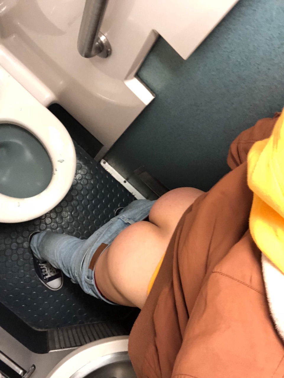 briannieh:  ‪ass selfie as I ride the train back into LA to catch a flight to Houston