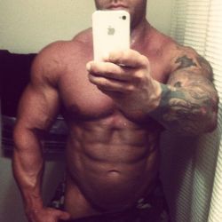  Muscle Bros wanna show off ? Show off your   hugeness  , Submit