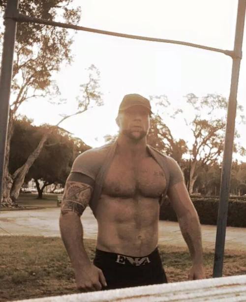 myfavoritemusclemen:  Kyle Warren http://myfavoritemusclemen.tumblr.com/archive 