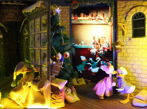 the-disney-elite:Mickey’s Christmas Carol, as told through the window dioramas of Walt Disney World’