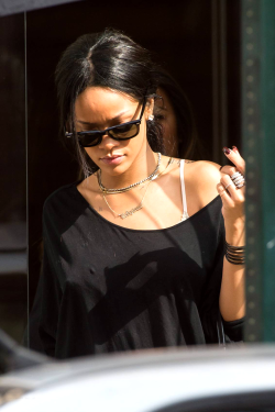 flauwz:  smokingsomethingwithrihanna: Out And About In New York (Aug. 17)  Celebs, fashion and models. X